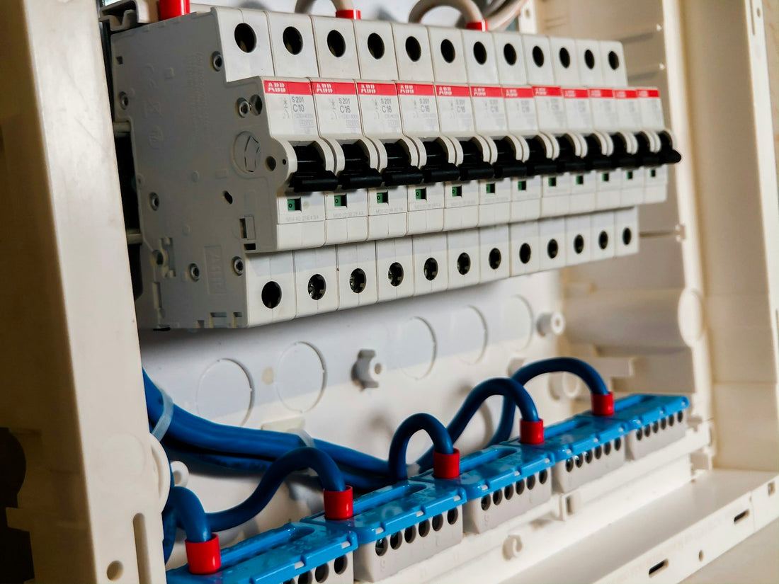 Disjoncteurs blancs dans un tableau électrique