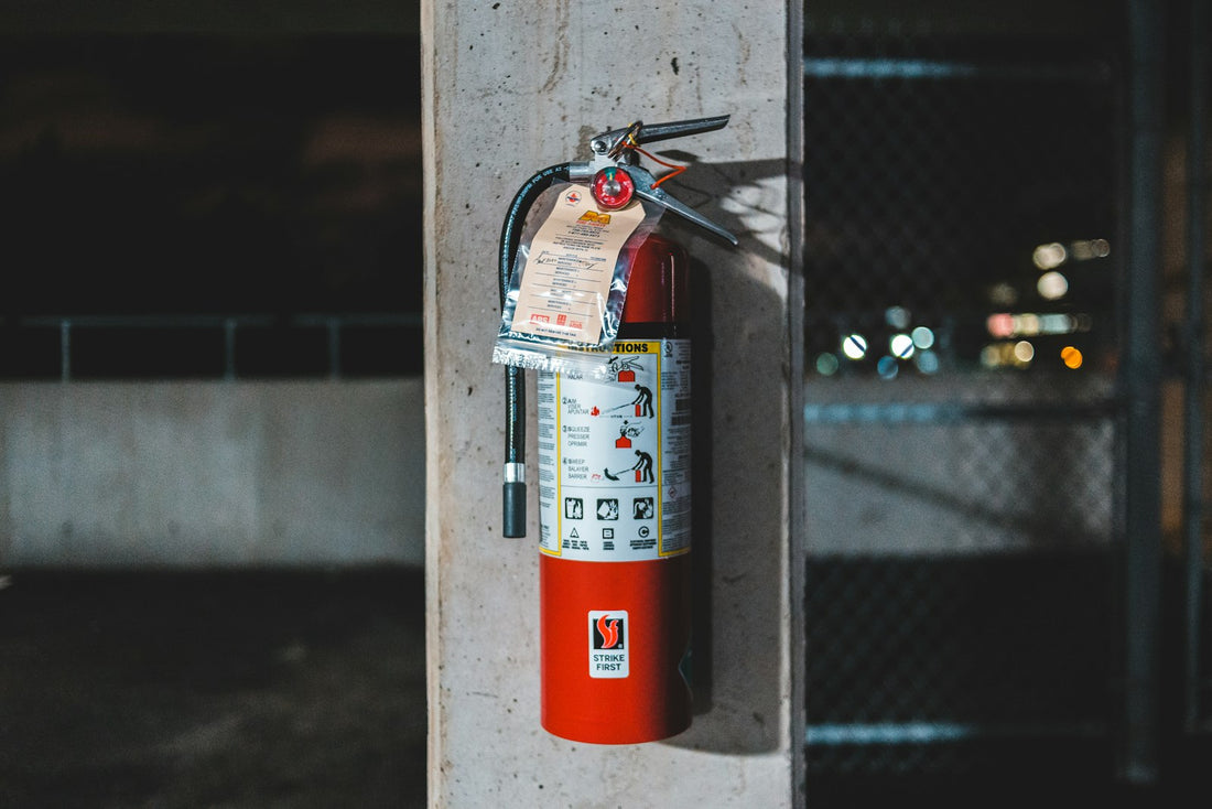 Extincteur rouge monté sur un mur dans un établissement professionnel