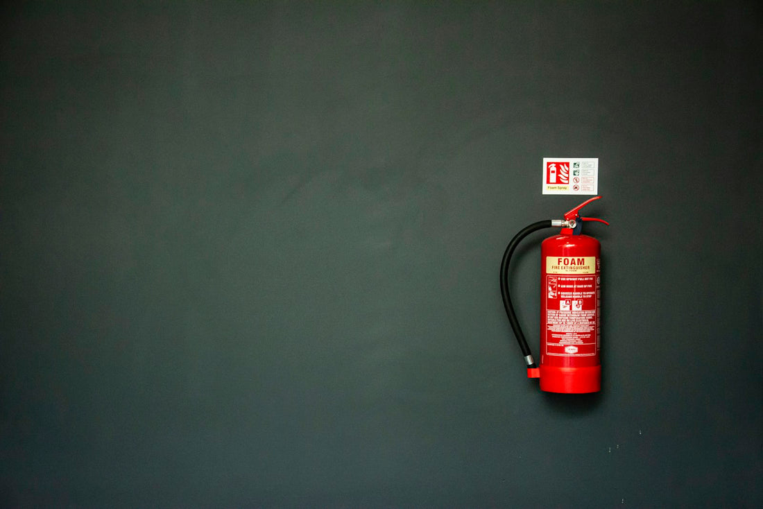 Extincteur rouge fixé au mur dans un local professionnel