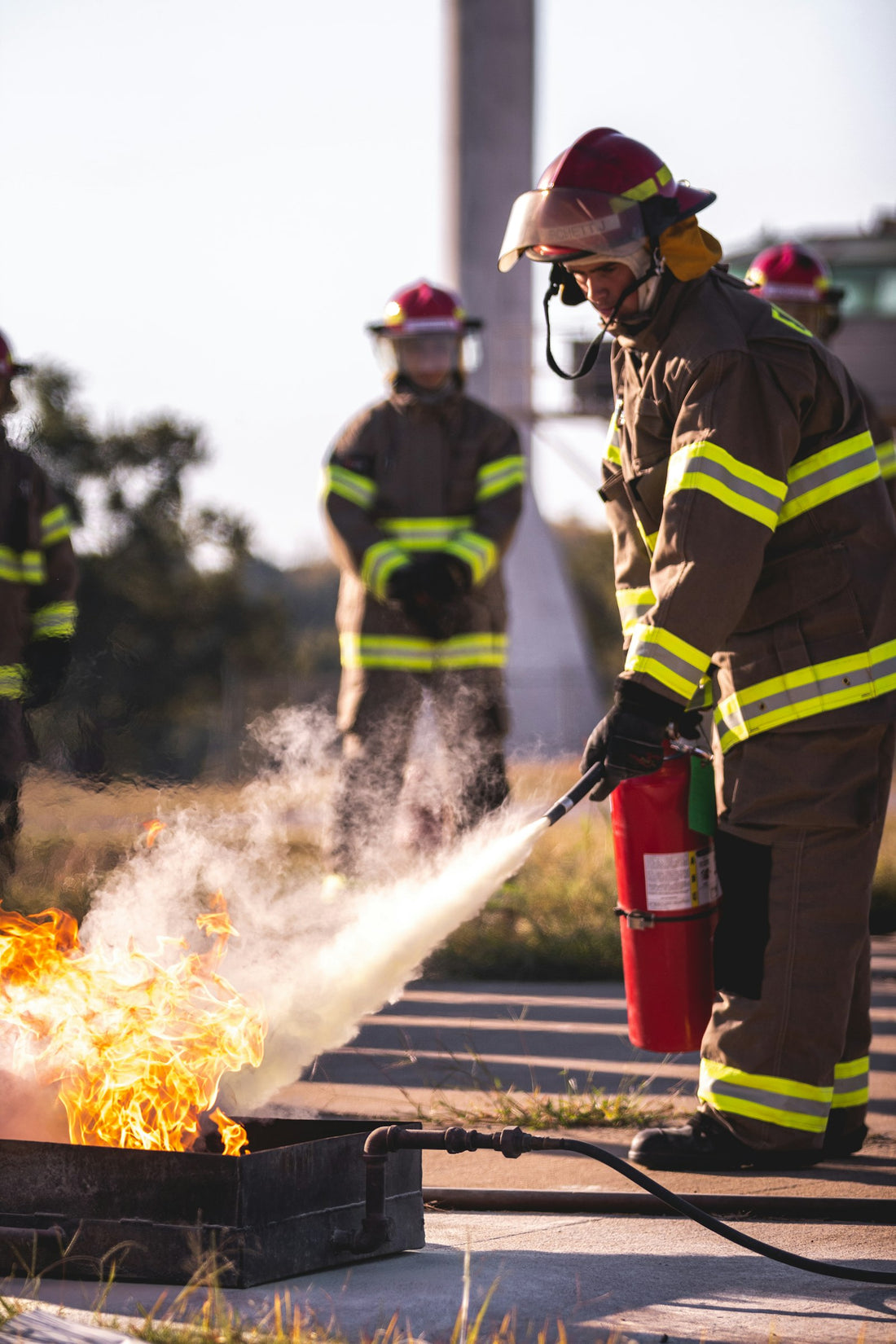 Pompiers rassemblés autour d'une borne d'incendie lors d'une intervention
