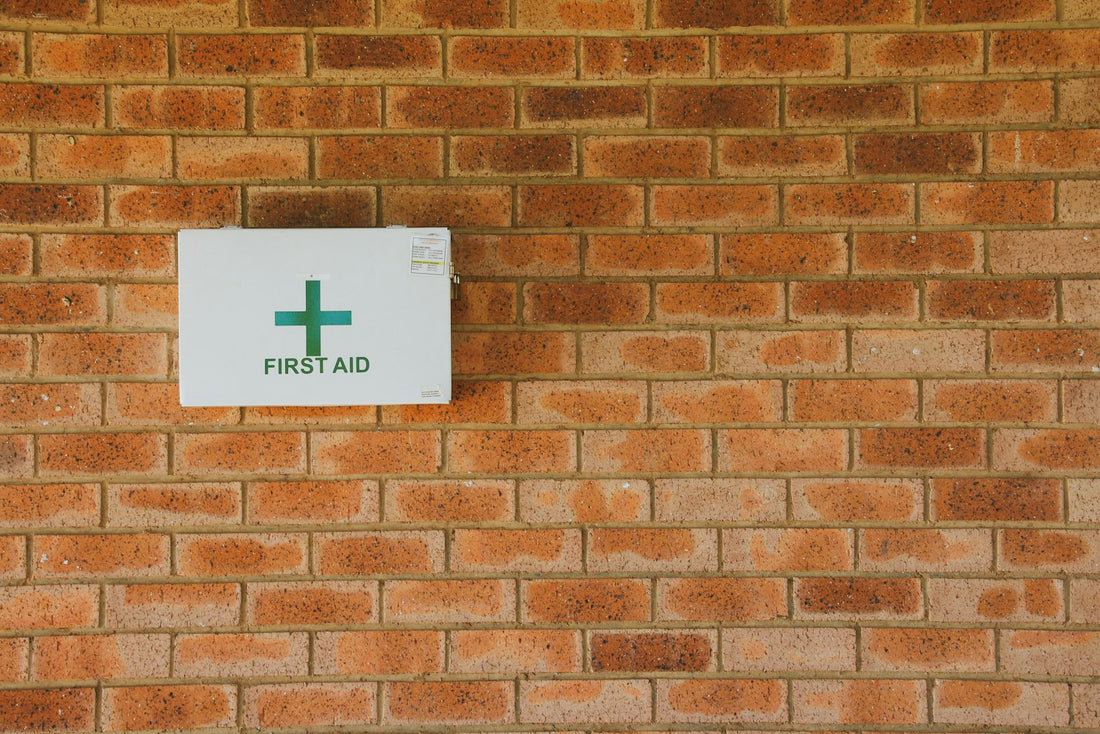 Panneau de signalisation de sécurité affiché sur un mur