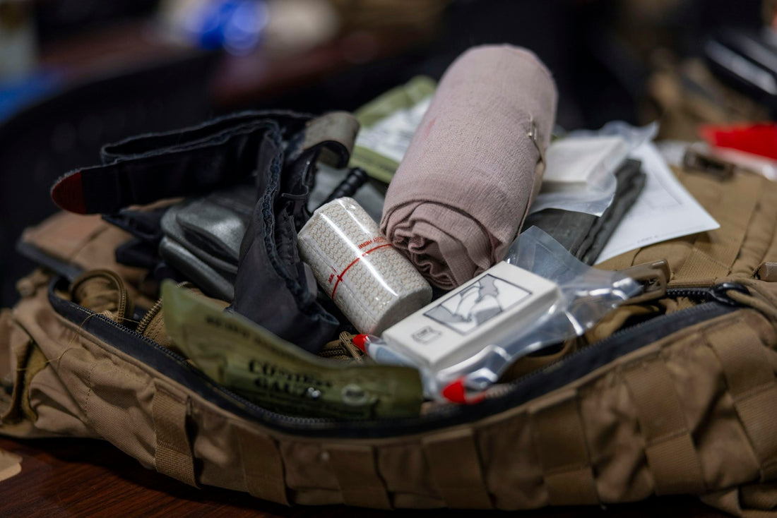 Contenu d'une trousse de premiers secours avec bandages et fournitures médicales