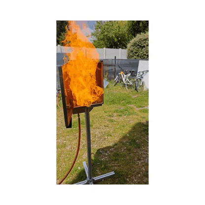 Générateur de flammes pédagogique en fonctionnement - formation extinction incendie Nova Incendie